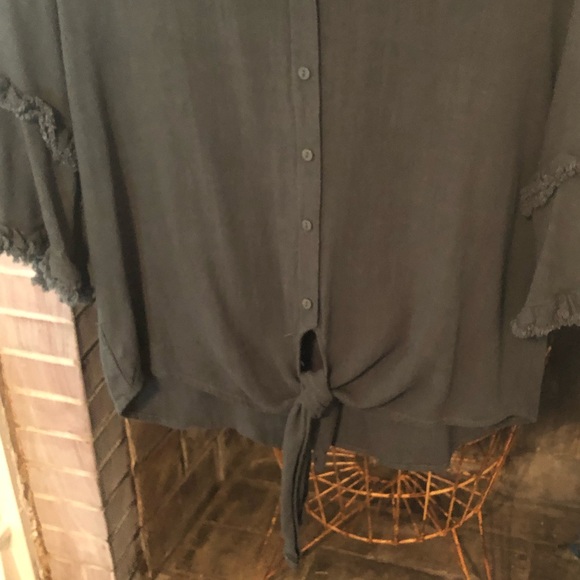 Cute green top Cute sleeves. Great piece for fall - Picture 3 of 4